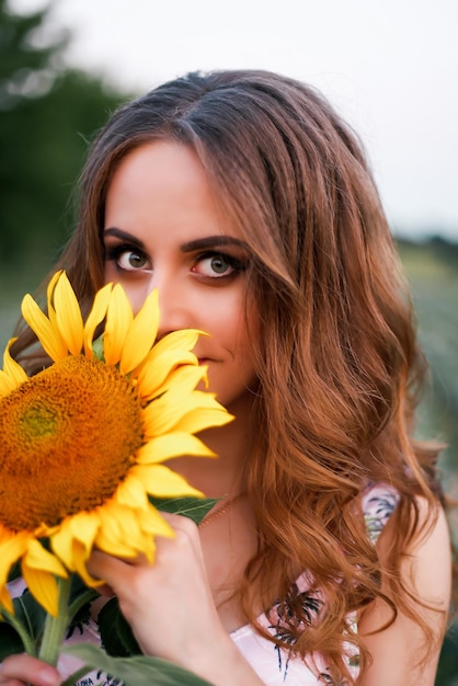 Portrait d'une fille aux tournesols