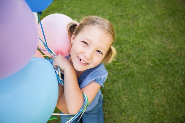 Portrait d&#39;une fille avec des ballons colorés au parc