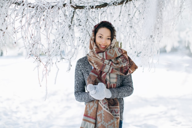 Un portrait d&#39;une fille avec un beau sourire en hiver.