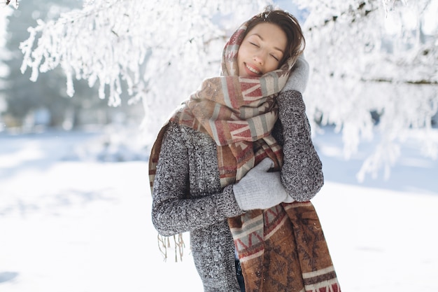 Un portrait d&#39;une fille avec un beau sourire en hiver.