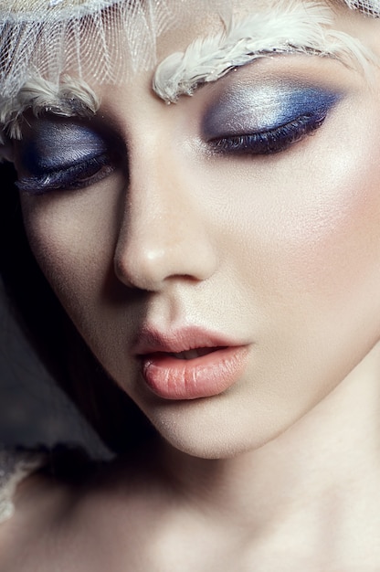 portrait de fille de beauté, cils et maquillage. Peau pure, soins de la peau et cils. Femme en costume national russe et diadème. Maquillage de mode sur le visage