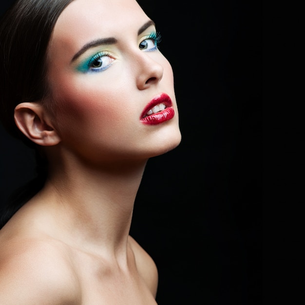 Portrait de fille de beauté avec le maquillage coloré