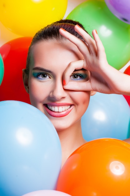 Portrait de fille de beauté avec le maquillage coloré