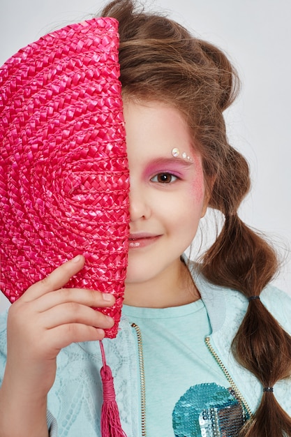 Portrait fille beauté naturelle propre peau, cosmétiques et maquillage pour les enfants