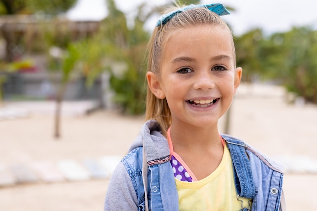 Portrait d'une fille biraciale heureuse souriant à la plage. Passer du temps de qualité, un style de vie, une enfance, un été et un concept de vacances.