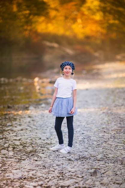 Le portrait d'une fille blonde avec deux tresses