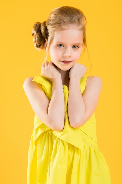 Portrait d&#39;une fille blonde à la taille