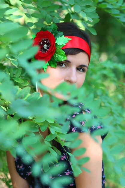 Portrait de la fille de la brune aux feuilles vertes