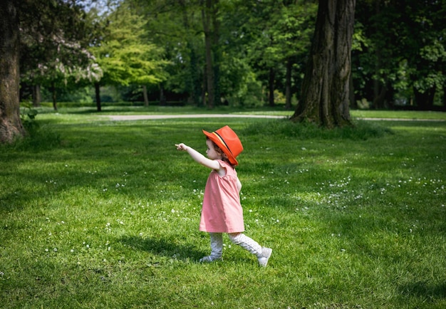 Portrait d'une fille avec un chapeau rouge du drapeau belge dans le parc
