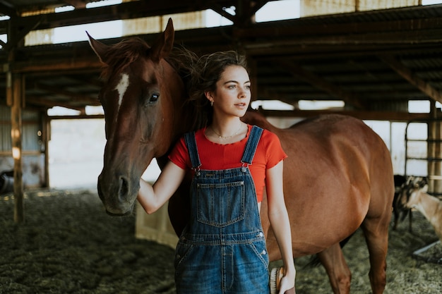 Portrait d&#39;une fille et d&#39;un cheval