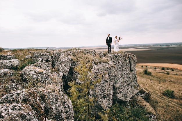 portrait d&#39;une fille et couples à la recherche d&#39;une robe de mariée