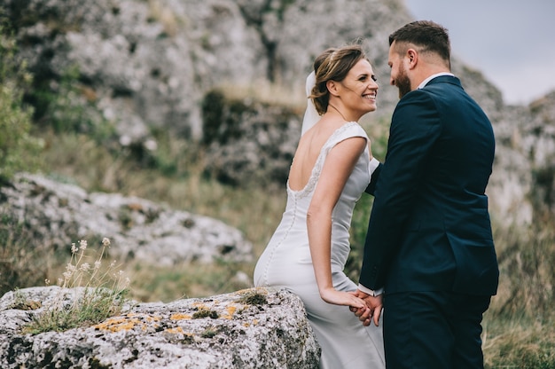 portrait d&#39;une fille et couples à la recherche d&#39;une robe de mariée