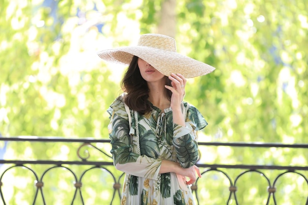 portrait d'une fille dans un chapeau de paille à l'extérieur