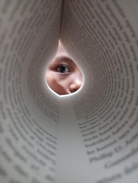 Photo portrait d'une fille dans un livre en gros plan