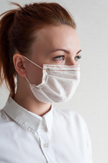 Portrait d'une fille dans un masque médical Gros planxA