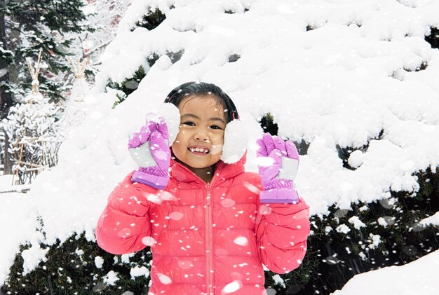 Photo portrait d'une fille dans la neige