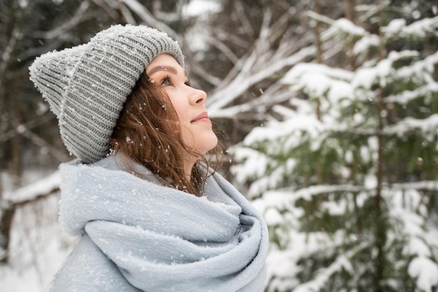 Photo portrait d'une fille dans la rue sous la neige