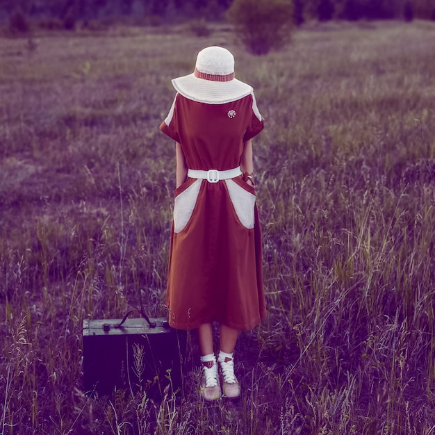 Portrait d'une fille dans un style rétro à l'extérieur