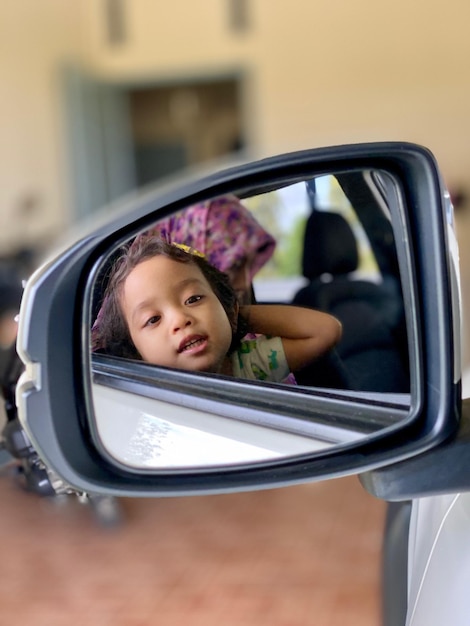 Photo portrait d'une fille dans une voiture