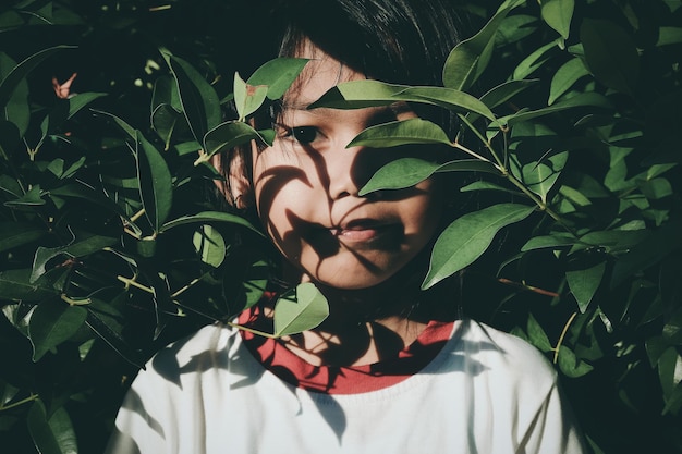 Photo portrait d'une fille debout près des plantes