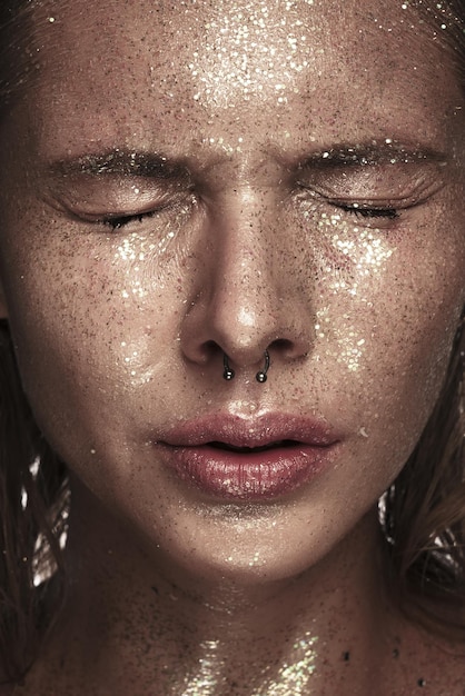 Portrait d'une fille avec émotion sur son visage Patience