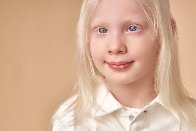 Portrait de fille enfant albinos à la peau blanche et aux cheveux blancs