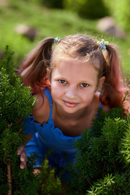 Portrait de fille enfant heureux dans le parc le jour d'été ensoleillé.