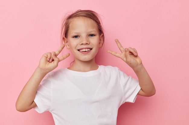 Portrait d'une fille enfant souriante heureuse dans un t-shirt blanc sourire enfance inchangée