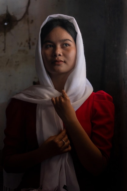 Photo portrait d'une fille ethnique cham dans le village de poterie de bau truc, ville de phan rang, province de ninh thuan, vietnam