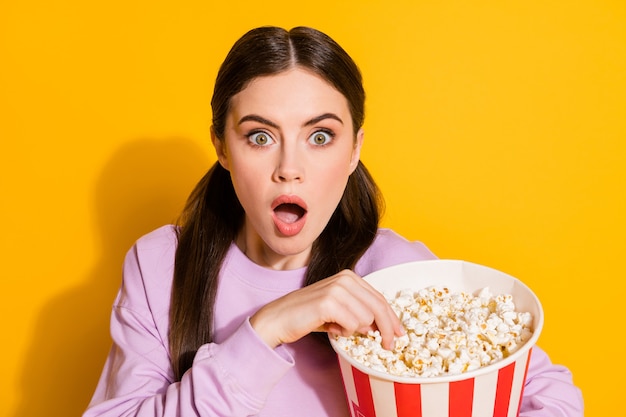 Portrait d'une fille étonnée regarder la série impressionnée par la série scream wow