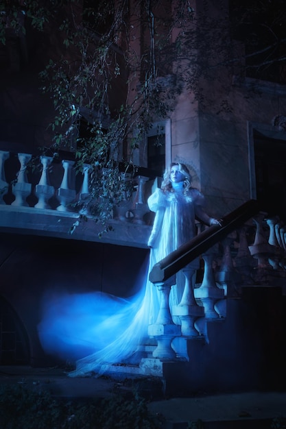 Portrait de fille fantôme en robe blanche marchant dans la nuit