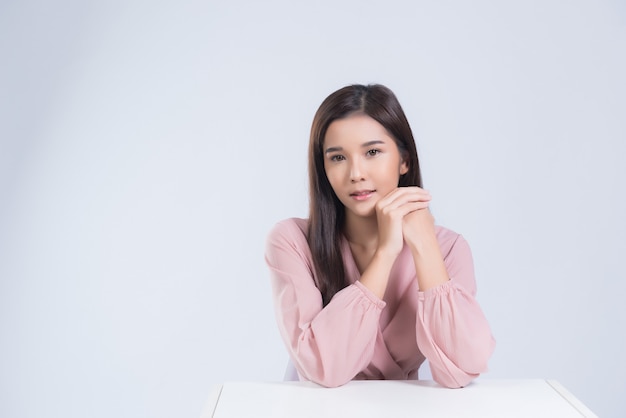 portrait fille sur fond blanc