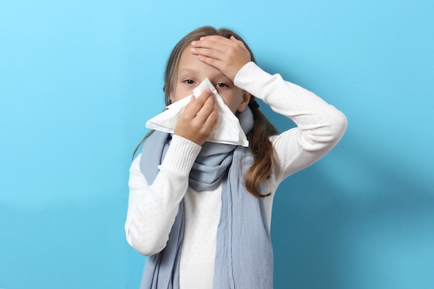 Portrait d'une fille froide sur un fond coloré