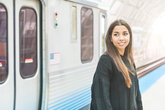 Portrait d&#39;une fille à la gare de Chicago