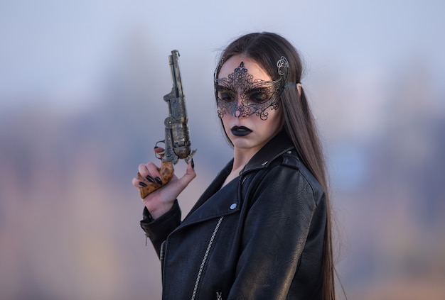 portrait d'une fille gothique avec un pistolet