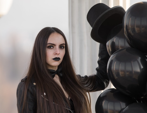 Photo portrait d'une fille gothique en vêtements noirs