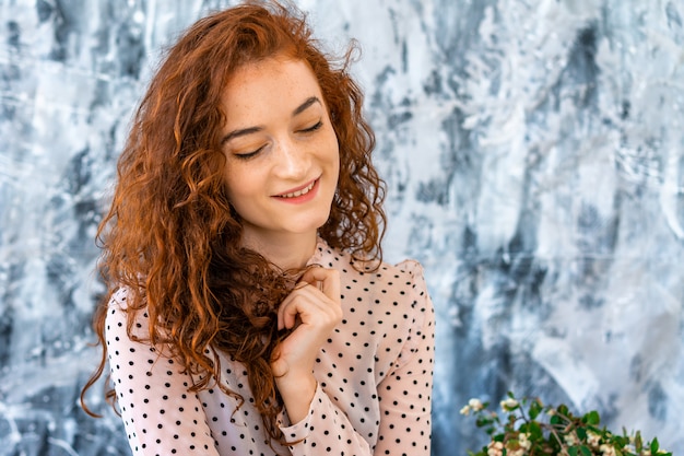 Portrait d&#39;une fille heureuse aux cheveux rouges, des émotions positives sur son visage