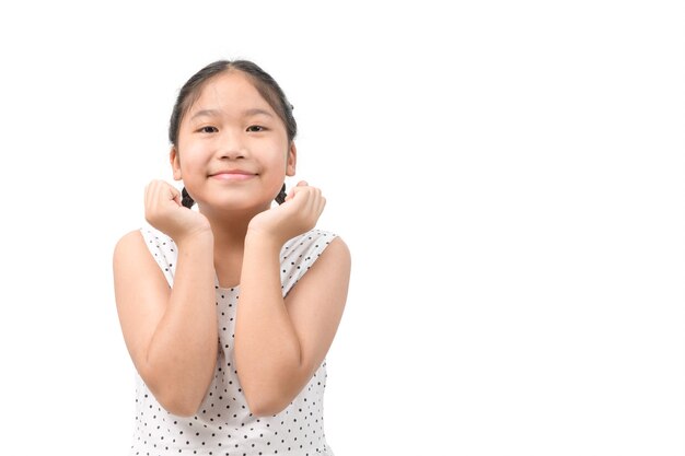 Portrait de fille heureuse enfant souriante isolée sur un mur blanc avec espace de copie, concept enfant et enfant