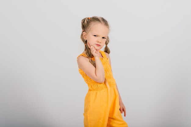 Portrait de fille heureuse enfant souriante isolée