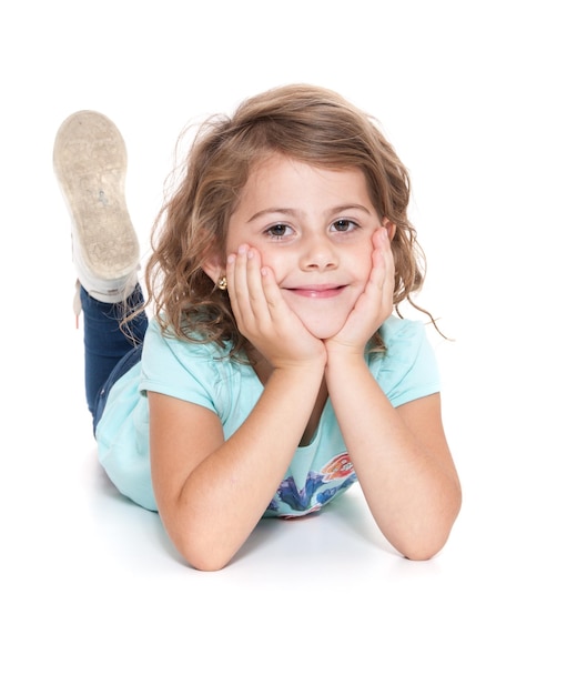 Portrait d'une fille heureuse sur fond blanc