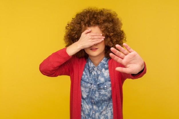 Photo portrait d'une fille heureuse sur un fond jaune