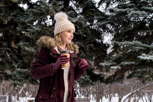 Portrait de la fille heureuse en hiver