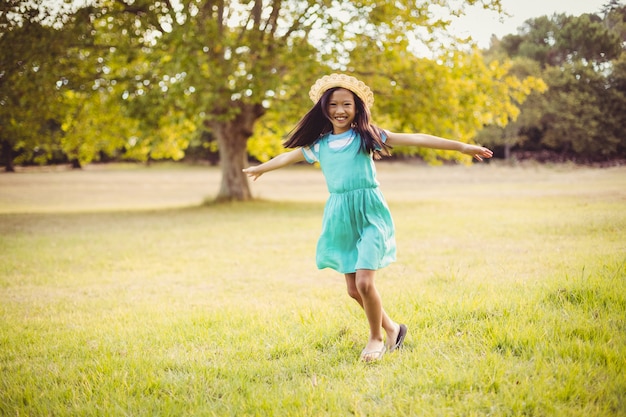 Portrait de fille heureuse jouant dans le parc