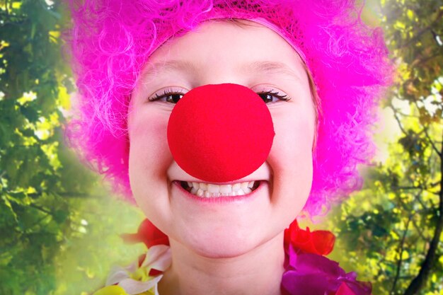 Photo portrait d'une fille heureuse avec une perruque rose et des lunettes de soleil