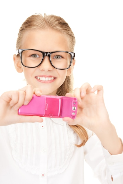 portrait d'une fille heureuse prenant une photo avec un téléphone portable