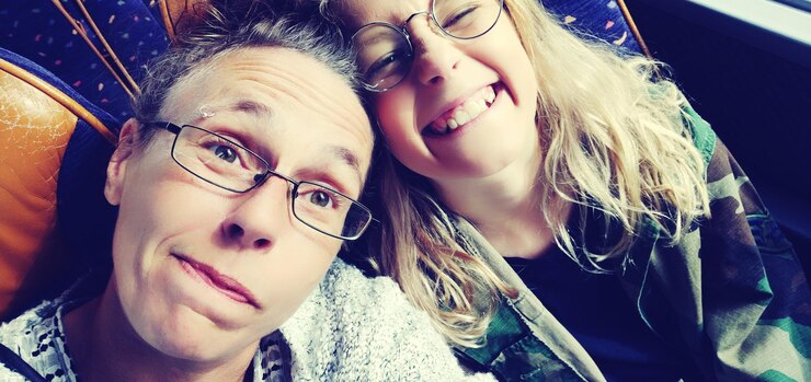 Photo portrait d'une fille heureuse avec sa mère qui fait une grimace
