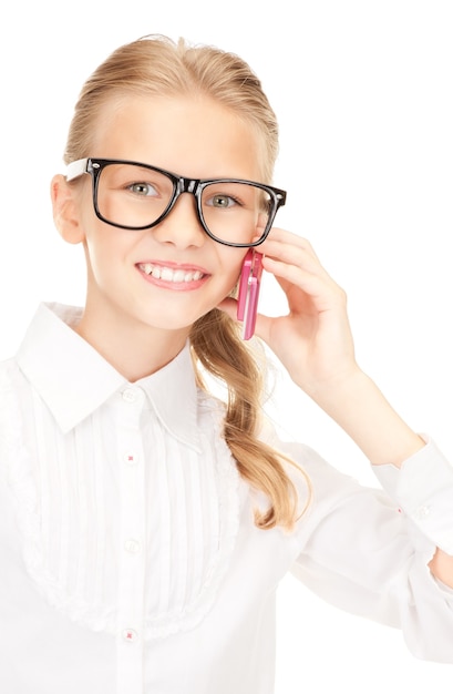 portrait de fille heureuse avec téléphone portable