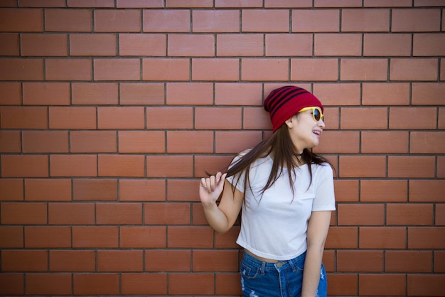 Portrait fille hipster asiatique sur fond de mur de briquesStyle de vie des thaïlandais