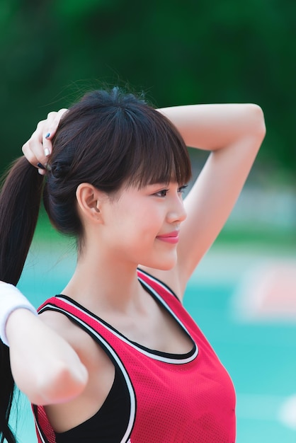 Portrait d'une fille hipster sur fond de mur de briques, belle femme asiatique pose pour prendre une photo, Kawai