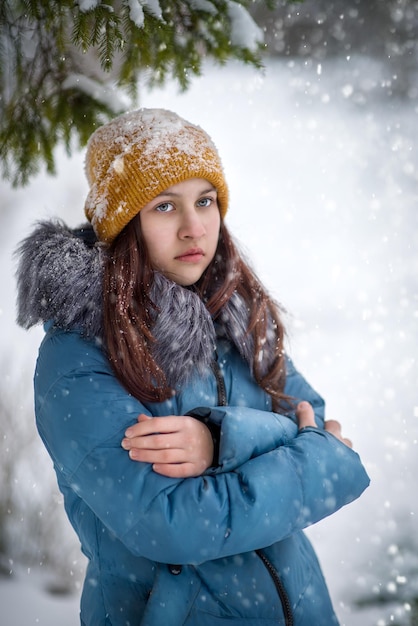 Portrait d'une fille en hiver dans le parc